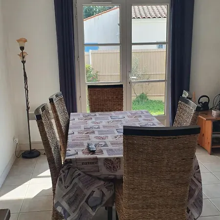 Holiday home Jolie Maison Au Calme Jardin A Proximite Meschers-sur-Gironde